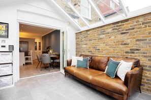 TV, fireplace - The Barnes Family Haven, by Veeve (London)