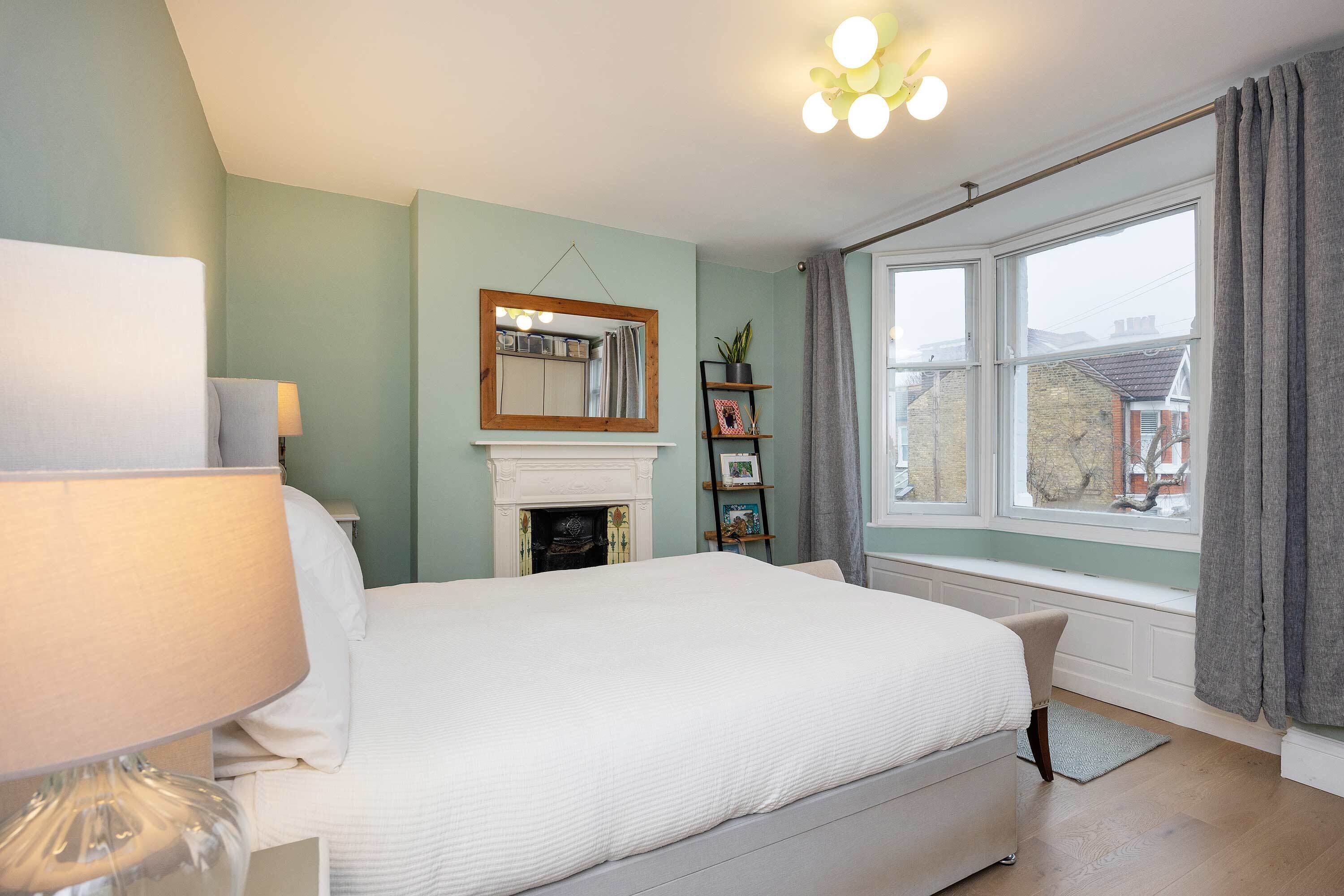 4 bedrooms, desk, WiFi, bed sheets