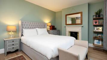 4 bedrooms, desk, WiFi, bed sheets