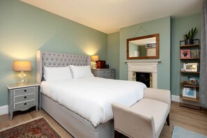 4 bedrooms, desk, WiFi, bed sheets