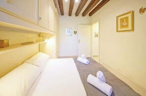 2 bedrooms, blackout curtains, soundproofing, iron/ironing board - DolceVita Apartments N. 522 (Venice)