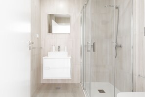 Dusche, Haartrockner, Handtücher, Toilettenpapier