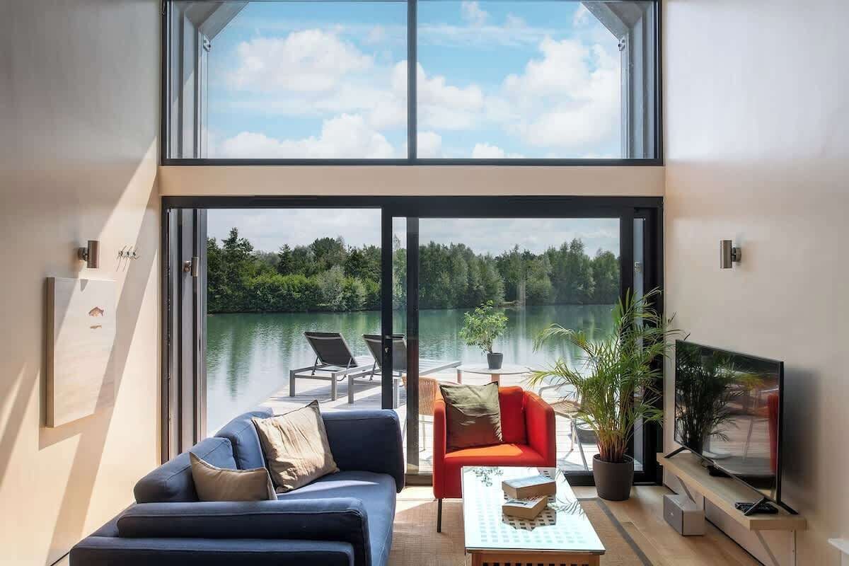 Télévision, cheminée, espaces bureaux