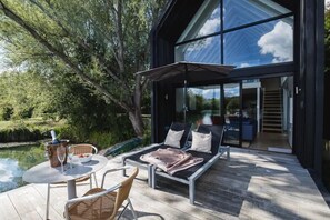 Outdoor dining - The Boathouse - Romantic Glass Lodge - Hot Tub (South Cerney)