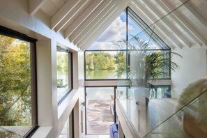 Interior - The Boathouse - Romantic Glass Lodge - Hot Tub (South Cerney)