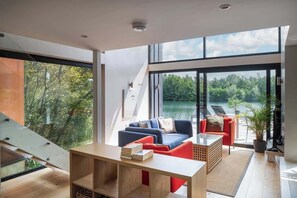 Interior - The Boathouse - Romantic Glass Lodge - Hot Tub (South Cerney)