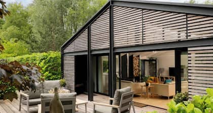 Pond Lodge - Hot Tub Stay with Views & Log Burner