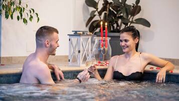 Piscine couverte, piscine extérieure, parasols de plage, chaises longues