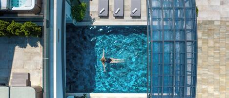 Piscine intérieure, piscine extérieure, 8 h à  20 h, parasols