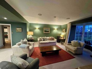 TV, fireplace, books, offices - Family Cotswolds Stay with Pool, Hot Tub, Bar (Malmesbury)