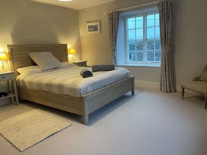 7 bedrooms, iron/ironing board, travel cot, WiFi - Family Cotswolds Stay with Pool, Hot Tub, Bar (Malmesbury)