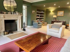 TV, fireplace, books, offices - Family Cotswolds Stay with Pool, Hot Tub, Bar (Malmesbury)