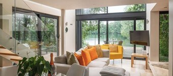 Waterlily, Romantic Lakefront Stay,  Hot Tub