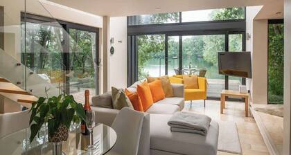 Waterlily, Romantic Lakefront Stay, Hot Tub