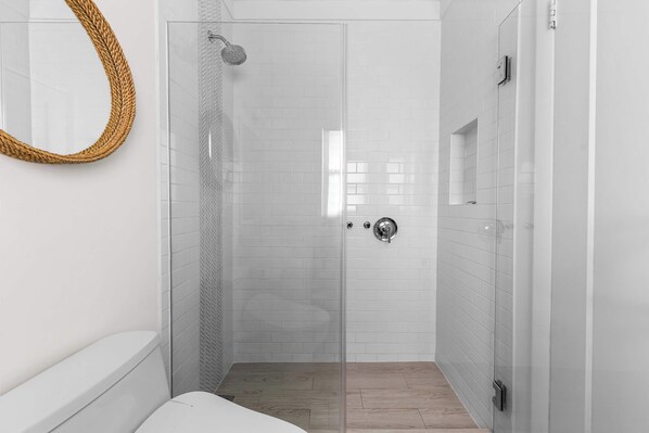 Douche, séchoir à cheveux, serviettes fournies