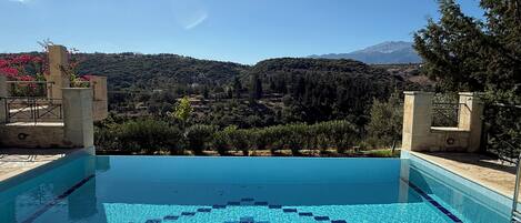 حمّام سباحة مُدفَّأ