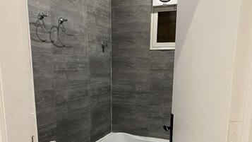 Pyyhkeet, saippua, vessapaperi