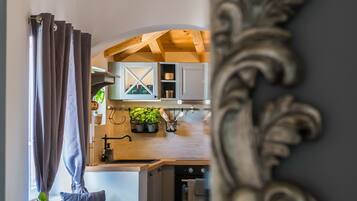 Huis (Two Bedroom Holiday Home with Outdoor) | Privékeuken | Een koelkast