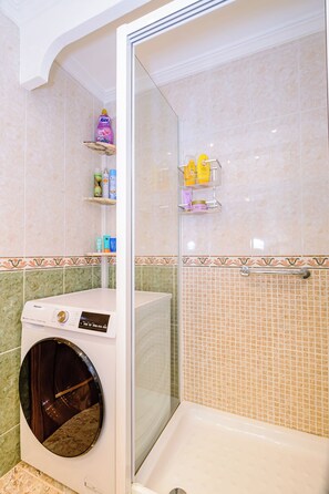 Secadora de cabello, bidet, toallas, jabón 