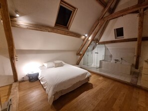 3 chambres, fer et planche à repasser, Wi-Fi, draps fournis
