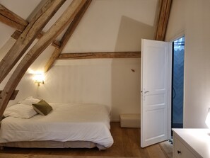 3 chambres, fer et planche à repasser, Wi-Fi, draps fournis