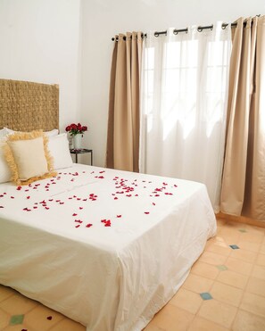 Habitación estándar con 1 cama doble o 2 individuales, vistas a la montaña | Caja fuerte, cortinas opacas, sistema de insonorización