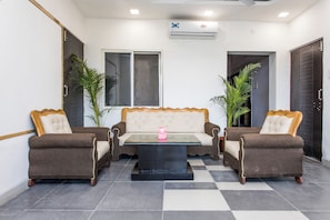 Coin salon dans le hall