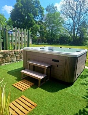 Outdoor spa tub - Country house close to shops (Servon-sur-Vilaine)
