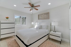 4 slaapkamers, een bureau, een strijkplank/strijkijzer, reisbedje