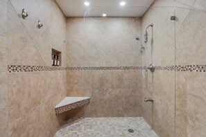 Dusche, Haartrockner, Handtücher, Shampoo