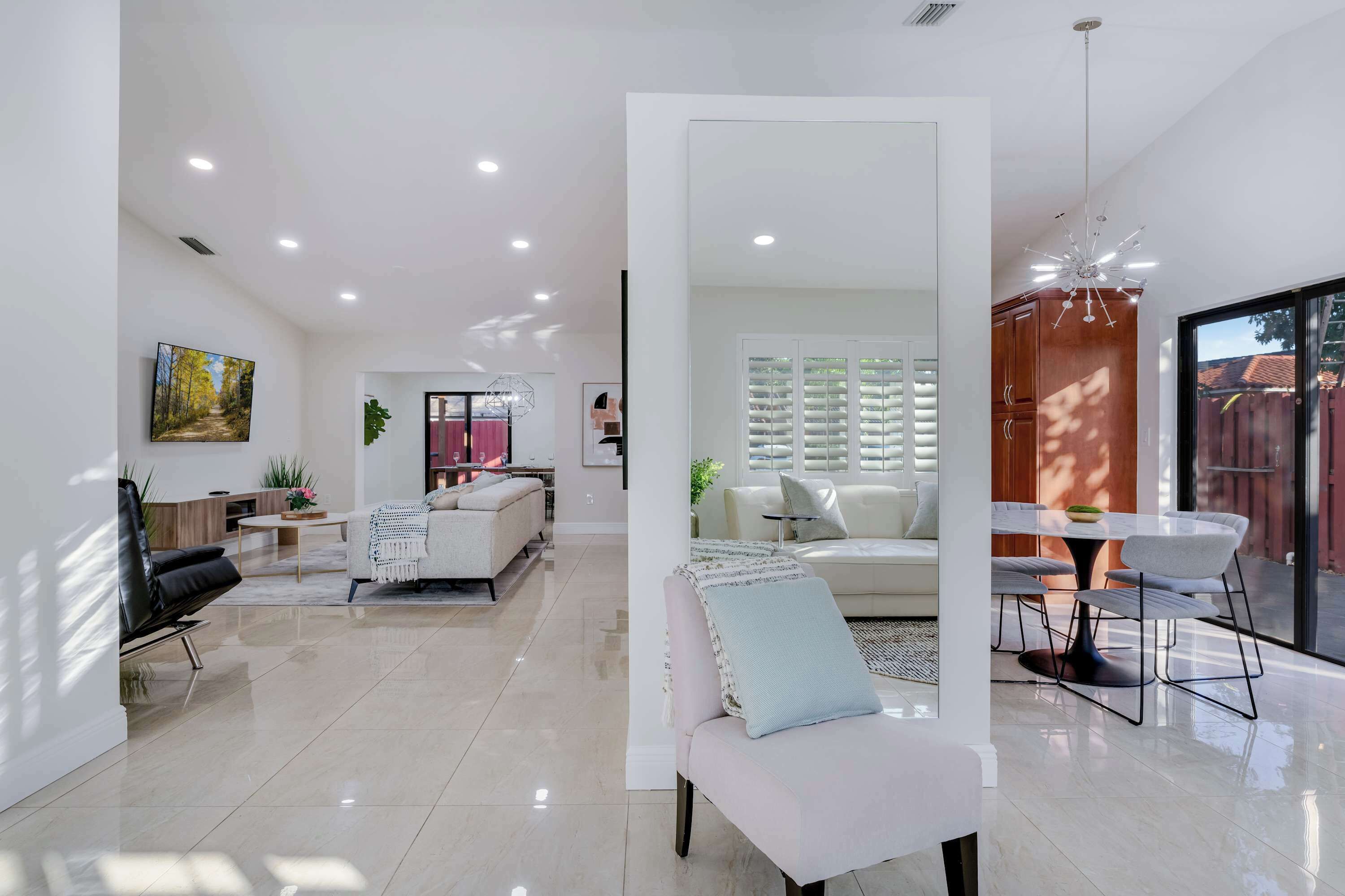 Televisión y oficina 