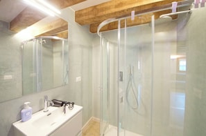 Dusche, Haartrockner, Handtücher, Seife