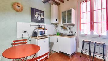 Refrigerador, microondas, parrilla de estufa y cafetera y tetera