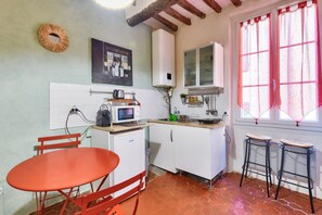 Fridge, microwave, stovetop, coffee/tea maker