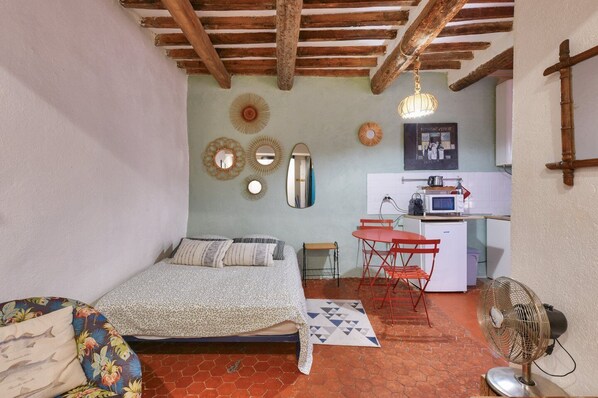 1 bedroom, internet, bed sheets