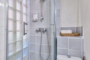 Toallas, jabón, papel de baño 