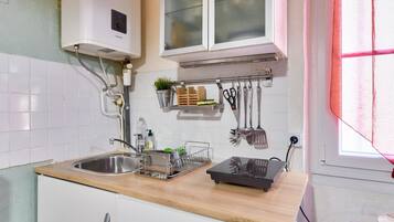 Réfrigérateur, micro-ondes, plaque de cuisson, cafetiÚre/bouilloire