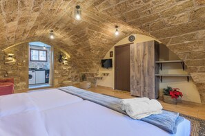 Deluxe Studio, Non Smoking, City View | Egyptian cotton sheets, premium bedding, blackout drapes