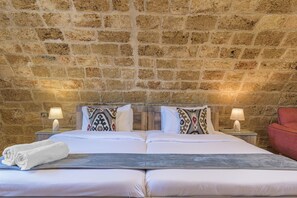 Deluxe Studio, Non Smoking, City View | Egyptian cotton sheets, premium bedding, blackout drapes