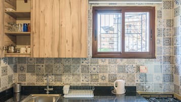 Estudio Deluxe, para no fumadores, vista a la ciudad | Cocina privada | Frigobar, microondas, horno y parrilla de estufa