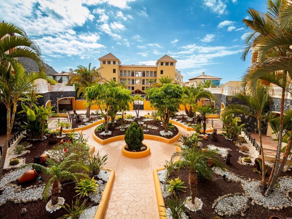 Property grounds - Tropical apartment with pool and Wi-Fi in Los Cristianos (Los Cristianos)