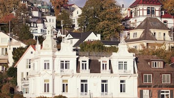 Vista frontal de la propiedad