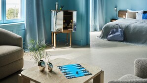 Une chambre à coucher moderne, avec un lit, une table de chevet et une grande fenêtre.