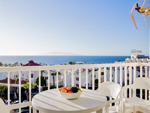 Outdoor dining - Modern apartment with pool and WiFi in Playa de las Américas (Playa de las Américas)