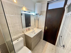 Een haardroger, handdoeken