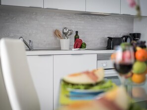 Kjøleskap, mikrobølgeovn, ovn og oppvaskmaskin