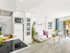 Réfrigérateur, micro-ondes, four, cafetière/bouilloire