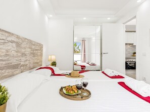 1 bedroom, free WiFi, bed sheets - Charming apartment with Wifi and pool in Playa de las Américas (Playa de las Américas)