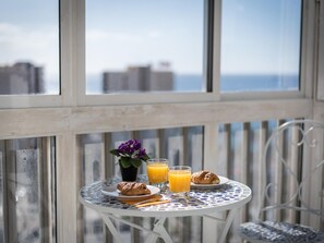 Dining - Modern 2-bedroom apartment in Playa de las Americas with pool and stunning views (Playa de las Américas)