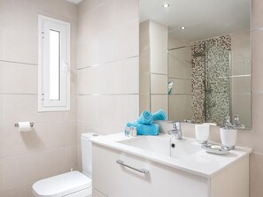 Hair dryer, towels - Modern 2-bedroom apartment in Playa de las Americas with pool and stunning views (Playa de las Américas)